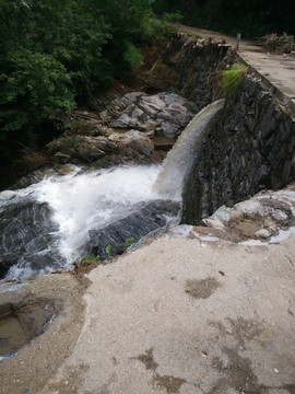 山路 流水 自然 石头