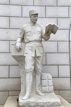 雕塑 抗日群像 战士读书