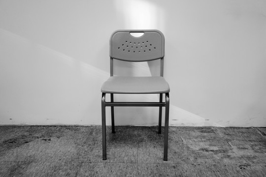 一把椅子 黑白照片