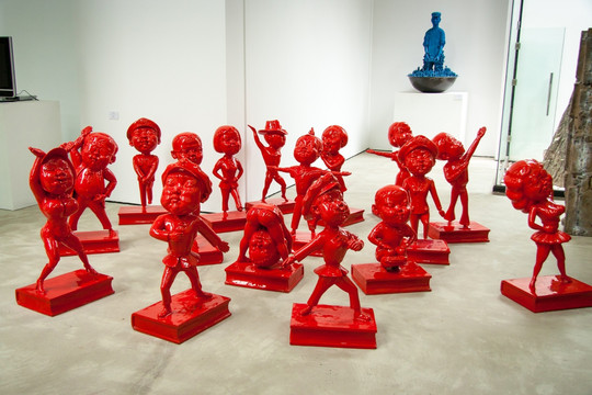 红色小人雕塑