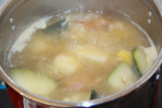 沸腾的猪骨冬瓜汤