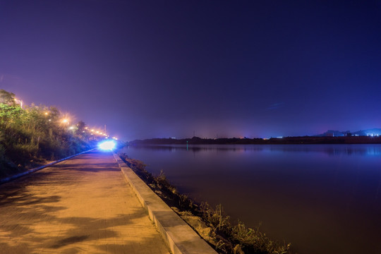 河边夜景