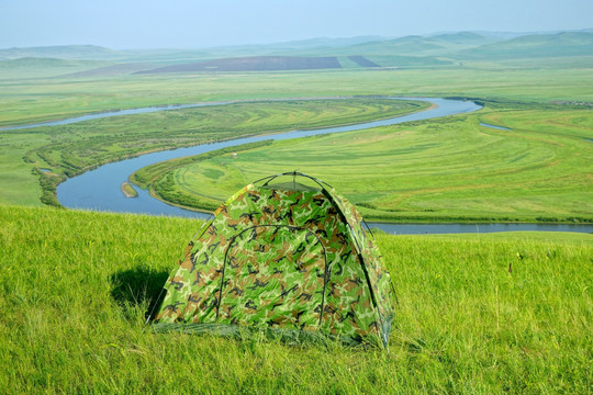 草原河畔帐篷