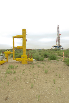 毛乌素沙漠里的石油钻井