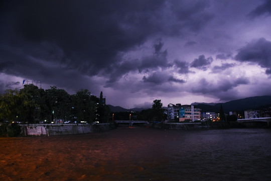 暴雨来临的夜晚