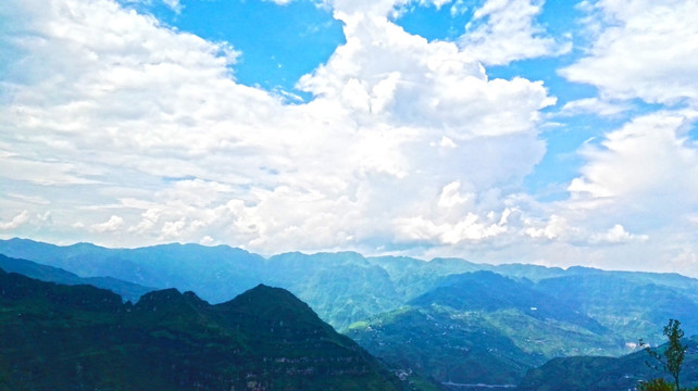 崇山峻岭 蓝天白云