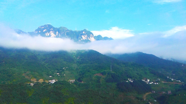 山峰和白雾