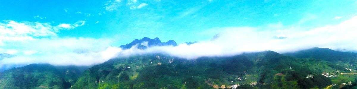 山岭和白雾