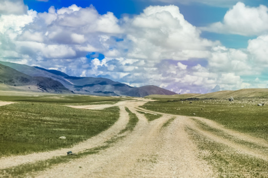 西藏阿里草原道路