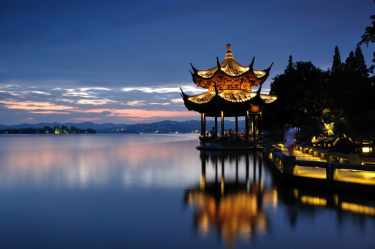 杭州西湖长桥公园夜色