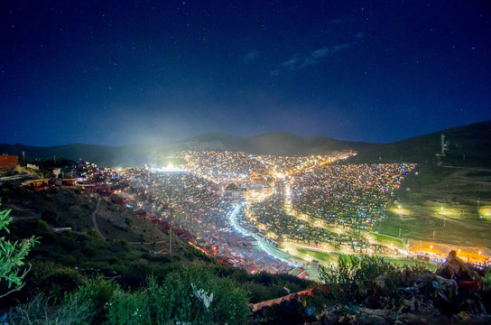 色达红房子夜景