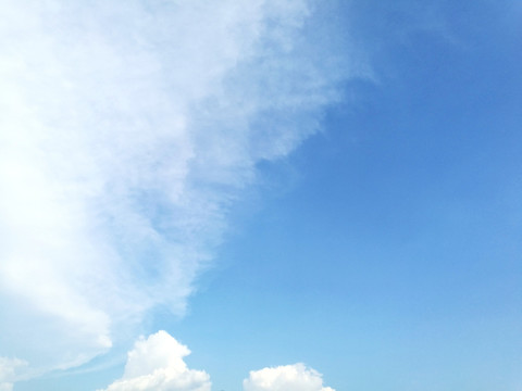蓝色天空白云