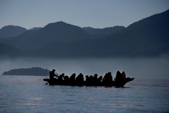 晨雾中的泸沽湖
