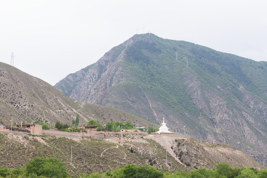 山腰上的藏族村寨