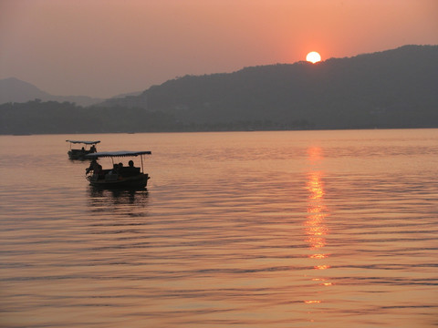 西湖夕阳船