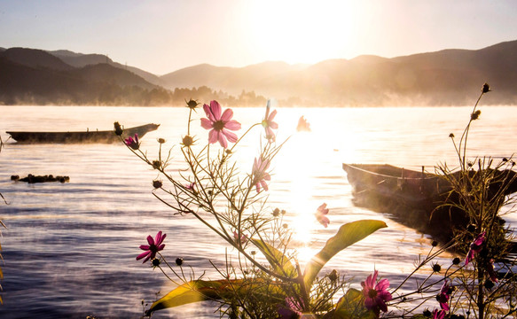 泸沽湖日出