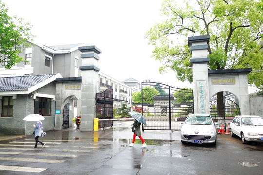 苏州市第一中学大门 雨景