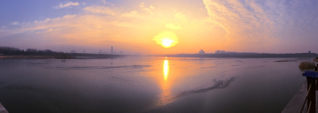 灞河湿地落日晚霞全景高清