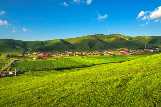 山坡下的小村