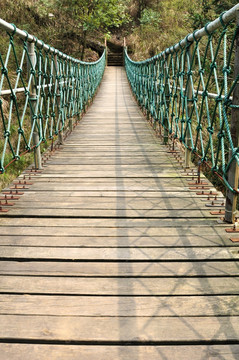 衢州江郎山景区内的吊索桥