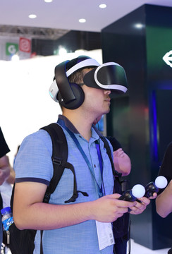 正在体验VR虚拟现实的男人