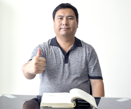 男人 肖像 竖大拇指