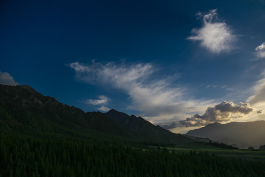 天山草原黄昏