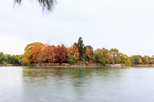 北大校园风光未名湖石舫秋天景色