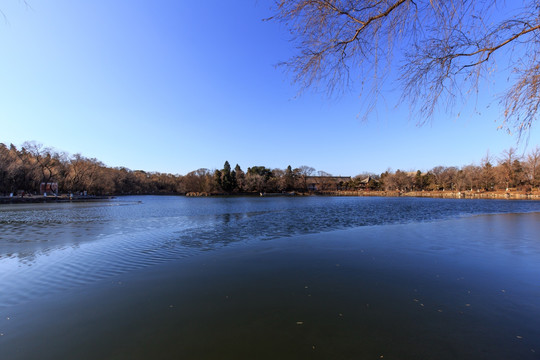 北大校园未名湖