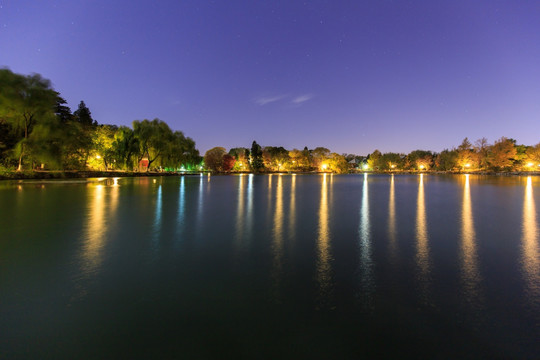 北大未名湖夜景星夜