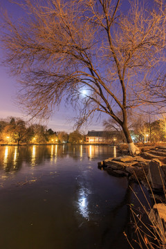 北大未名湖冬天夜景月亮
