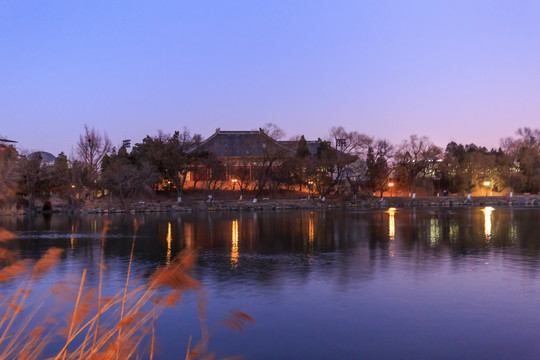 北大校园未名湖夜景