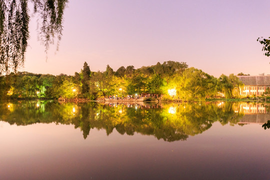 北大未名湖夜景