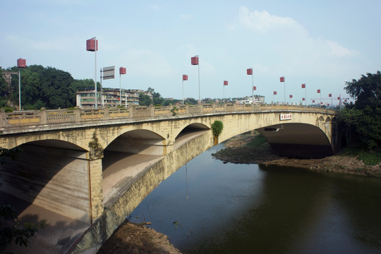 水泥桥上的路灯