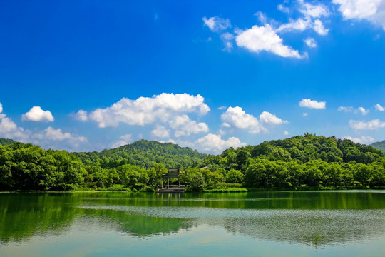 蓝天湖泊