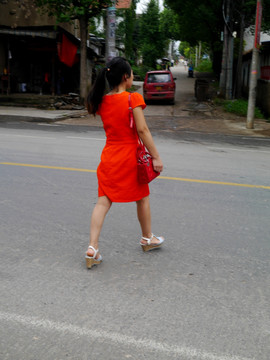 红衣女子横穿马路