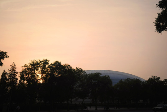 夕阳下的国家大剧院