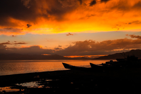 新疆伊犁赛里木湖夕阳美景