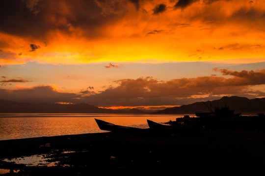 新疆伊犁赛里木湖夕阳美景