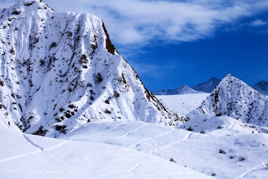 天山山脉雪景