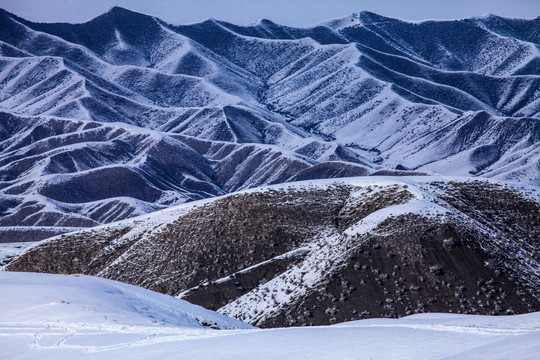 天山山脉雪景