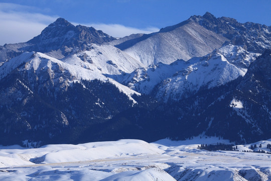 天山山脉雪景