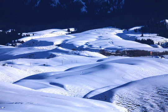 天山山脉雪景