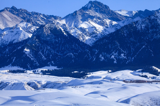 天山山脉雪景