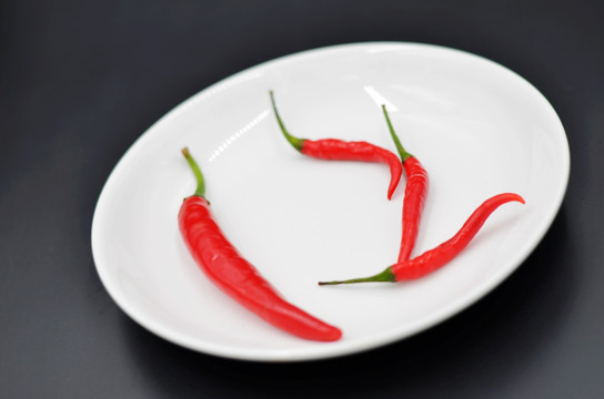 白盘子里的红辣椒