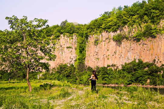 悬崖峭壁 绿色植被 石壁