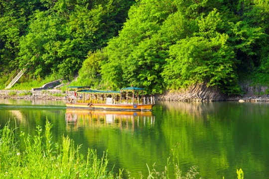 山区 绿色森林 湖面 游船