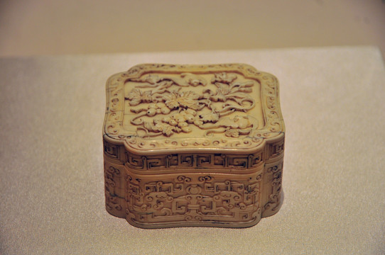 清乾隆时期象牙葡萄纹长方盒