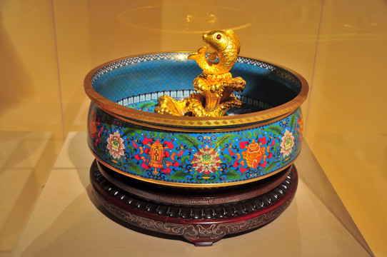 燕京八绝之铜胎掐丝珐琅八宝纹盒