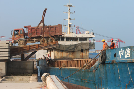 填海工程运砂船